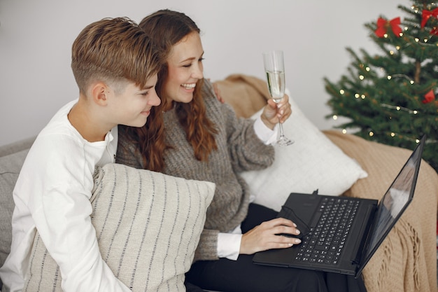 Navidad online. Celebración de Navidad año nuevo en cuarentena de coronavirus de encierro. Fiesta en línea. Madre con hijo.