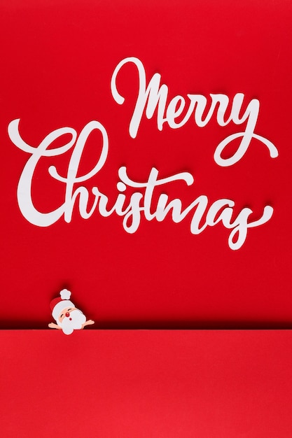 Foto gratuita navidad de papel con letras y santa