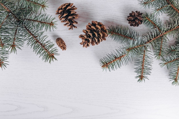 Navidad plana pone sobre fondo de madera