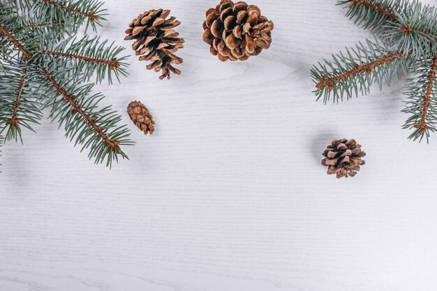 Navidad plana pone sobre fondo de madera