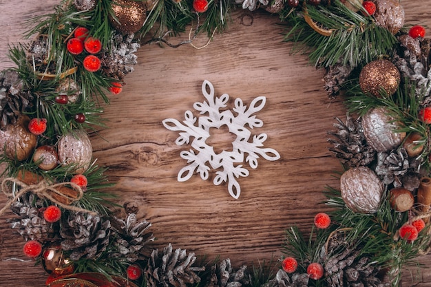 Navidad plana pone sobre fondo de madera