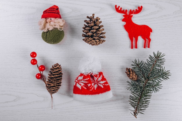 Navidad plana pone sobre fondo de madera