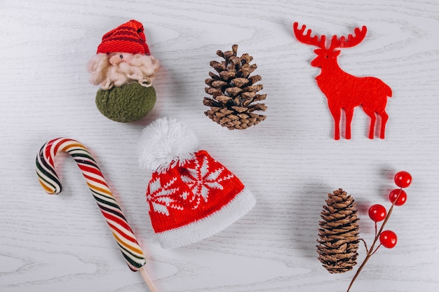 Navidad plana pone sobre fondo de madera