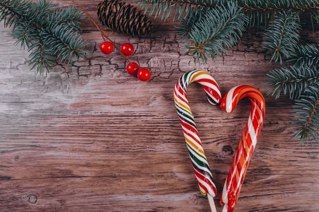 Foto gratuita navidad plana pone sobre fondo de madera