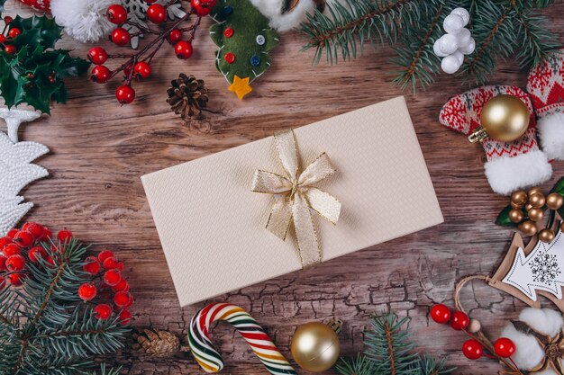 Navidad plana pone sobre fondo de madera