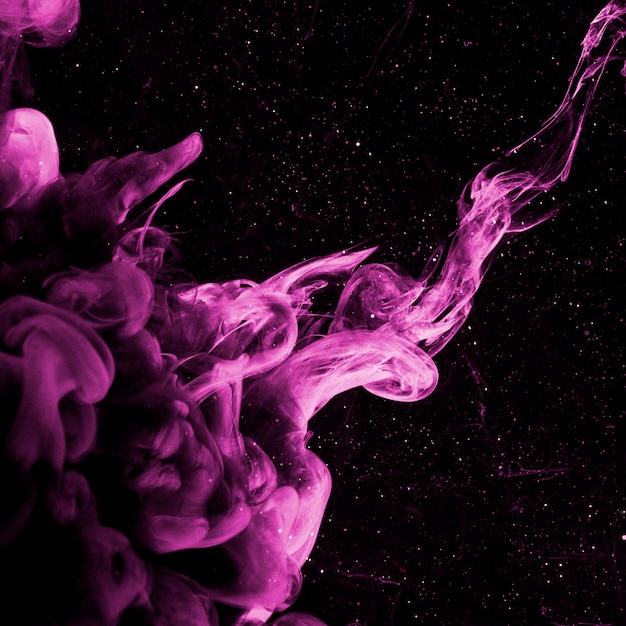 Neblina púrpura abstracta en líquido oscuro