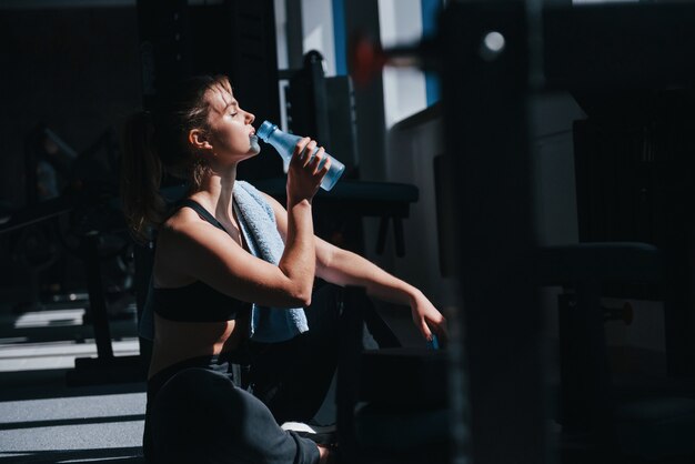 Necesita recuperarse. Hermosa mujer rubia en el gimnasio en su fin de semana