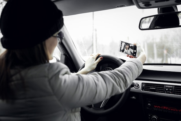 Foto gratuita negocio del coche del teléfono del café de la mujer