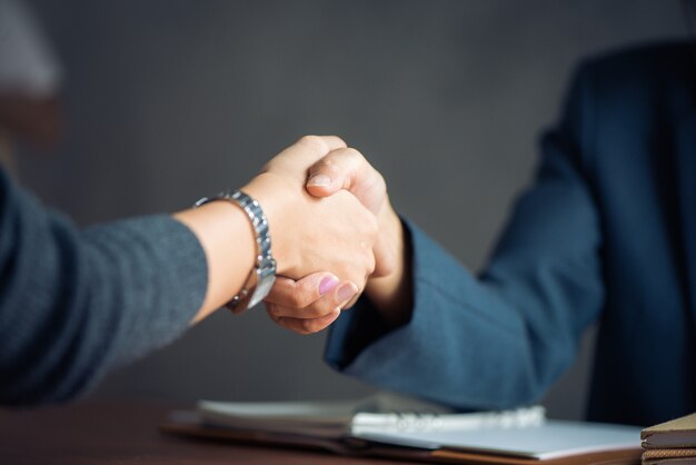 Negocio de negocios, Imagen empresaria apretón de manos, feliz con el trabajo, mujer de negocios que está disfrutando con su compañero de trabajo, apretón de manos Gestos de la gente Acuerdo de trato de conexión. Vintage efecto estilo imágenes.