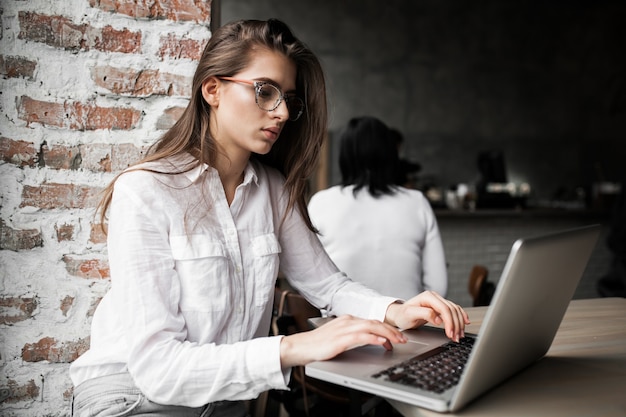 Negocio, trabajando, computadora portátil, internet, mujer