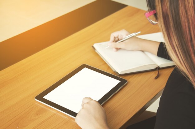 Negocio de trabajo freelance adolescente en la tableta.