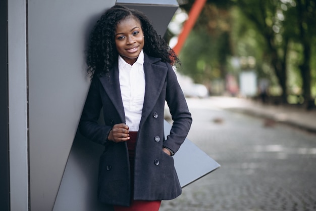 Negocios afroamericanos woma de pie fuera del café