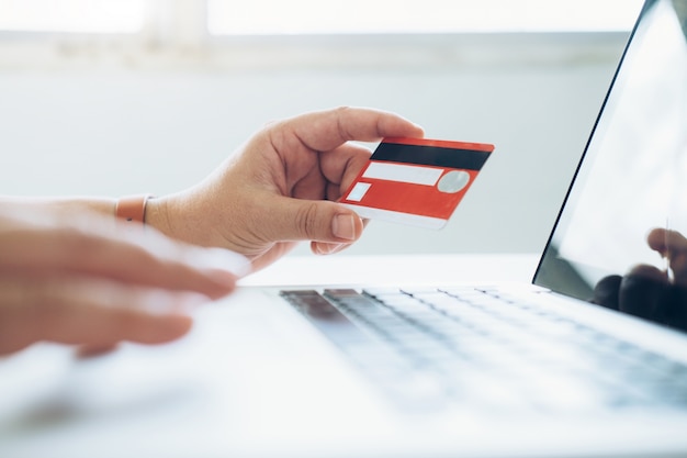 Foto gratuita negocios concepto de compras en línea. la gente compra y paga por la tarjeta de credeit