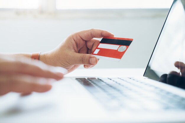 Negocios concepto de compras en línea. La gente compra y paga por la tarjeta de credeit