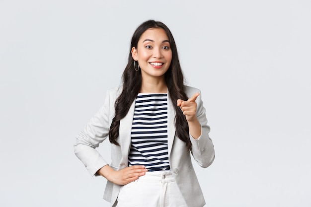 Negocios, finanzas y empleo, concepto de mujeres emprendedoras. Sonriente mujer de negocios asiática exitosa dando un discurso sobre la reunión, elogia la buena idea del empleado, señalando con el dedo dice un buen punto.