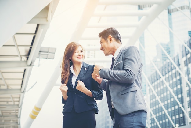 Negocios manos de pareja haciendo sí al aire libre. Concepto de trabajo en equipo