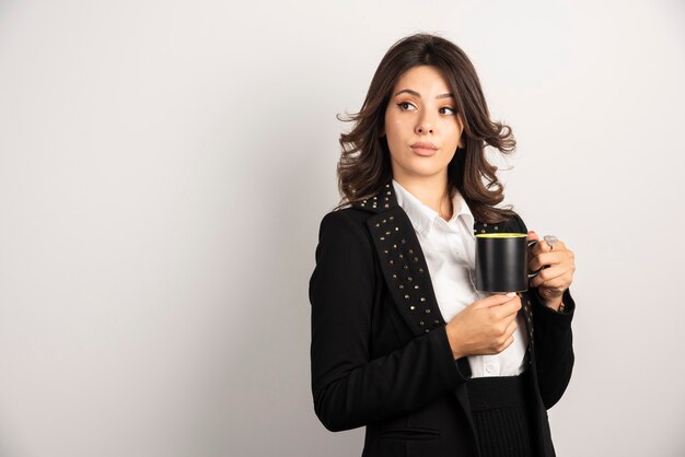 Negocios seguros posando con taza de té