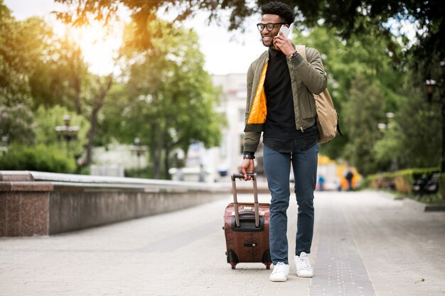 Negro americano hombre de moda joven