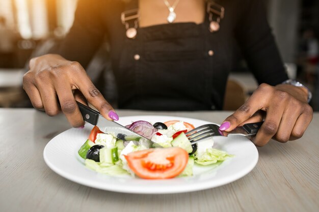 Negro envejecido africano negocio café