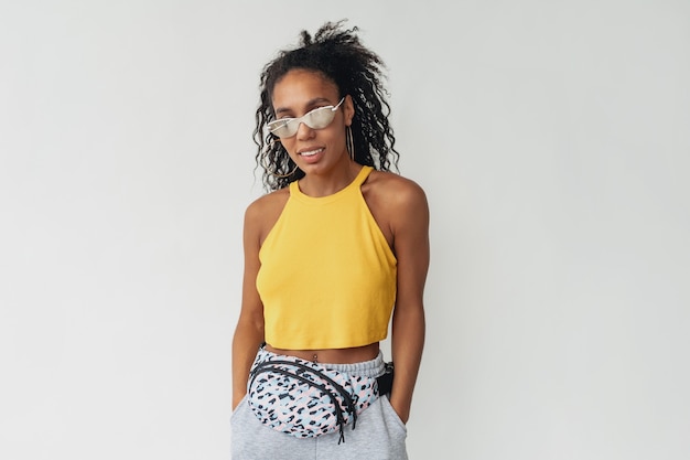 Foto gratuita negro, mujer americana africana, en, elegante, hipster, traje, amarillo, top, blanco