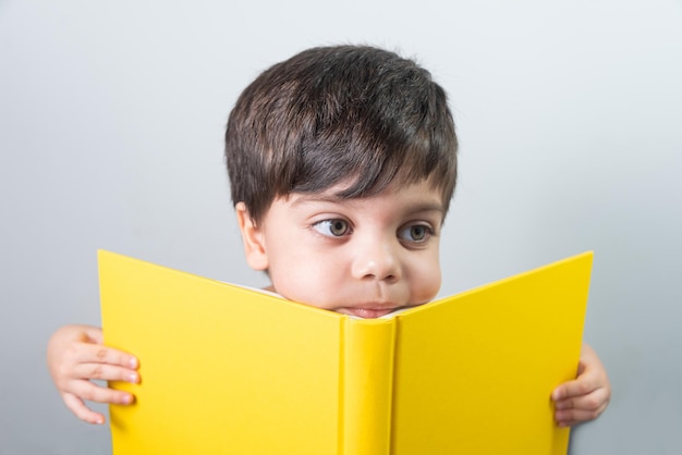 nene, lectura, libro amarillo