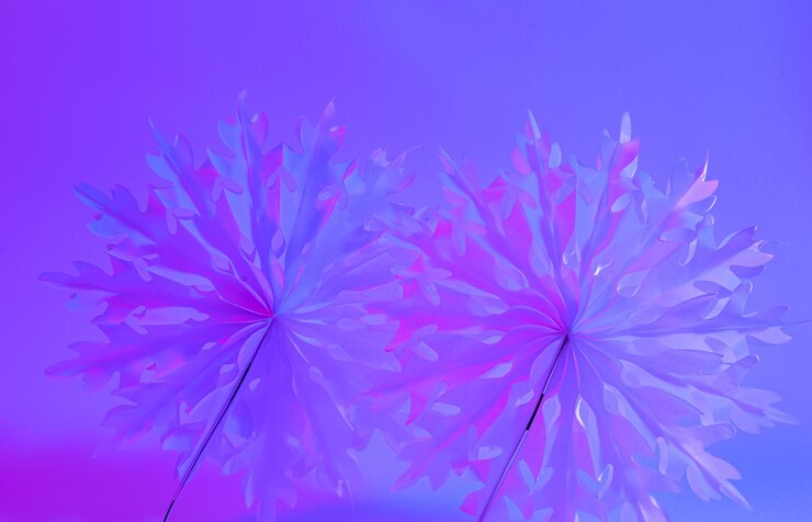 Photo Gratis neon christmas winter background with paper snowflakes close up