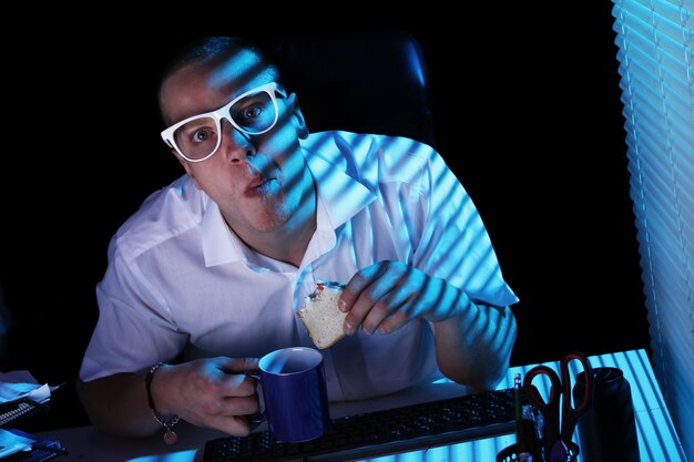 Nerd navegando en internet por la noche