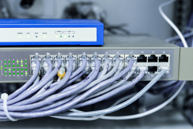 Photo Gratis network switch with cables