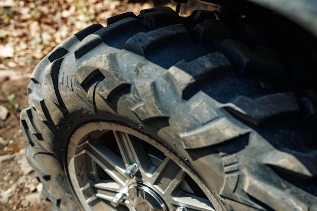 Neumático todoterreno en la rueda del coche atv