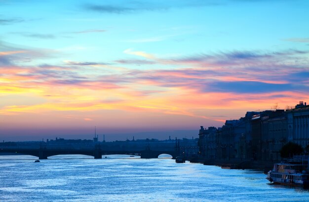 Neva río amanecer de verano