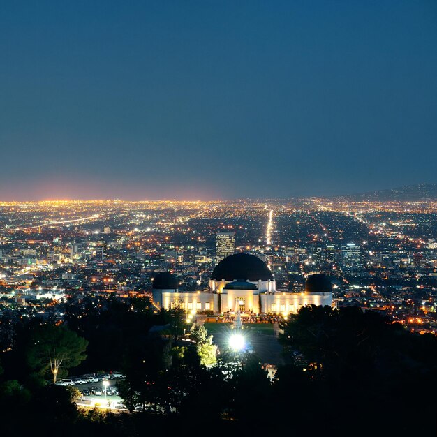 Los Ángeles de noche con edificios urbanos y el Observatorio Griffith
