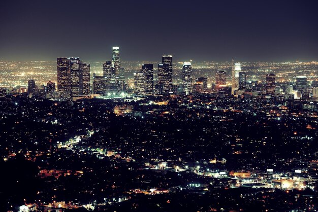Los Ángeles de noche con edificios urbanos