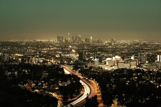 Los Ángeles de noche con edificios urbanos