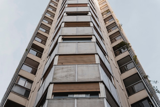 Ángulo bajo de alto edificio de apartamentos en la ciudad.