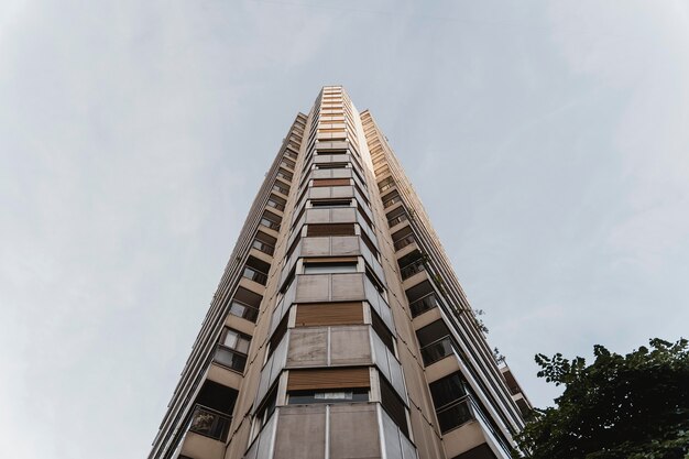 Ángulo bajo de alto edificio residencial en la ciudad.