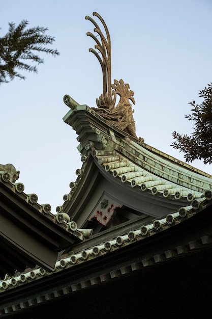 Ángulo bajo de detalles del techo del templo de madera tradicional japonesa