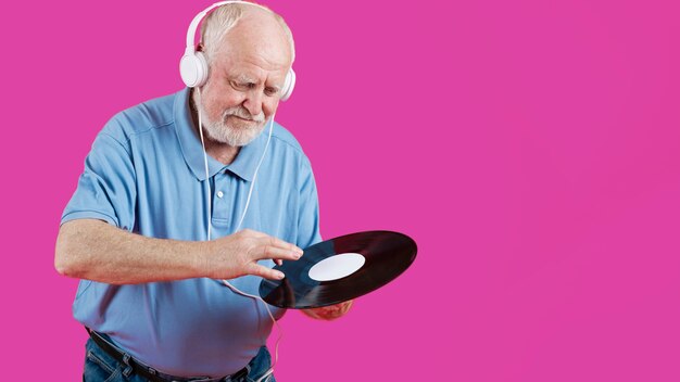 Ángulo bajo con disco de música senior