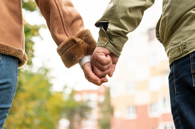 Ángulo bajo dulce momento con pareja senior