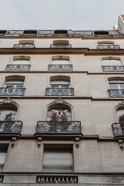 Ángulo bajo de edificio estructural en la ciudad.