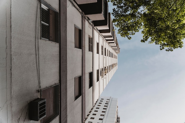 Ángulo bajo de edificio masivo en la ciudad.