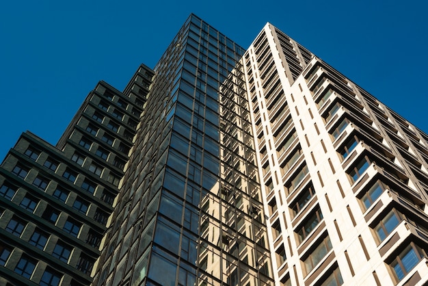 Ángulo bajo del edificio de oficinas en la ciudad.