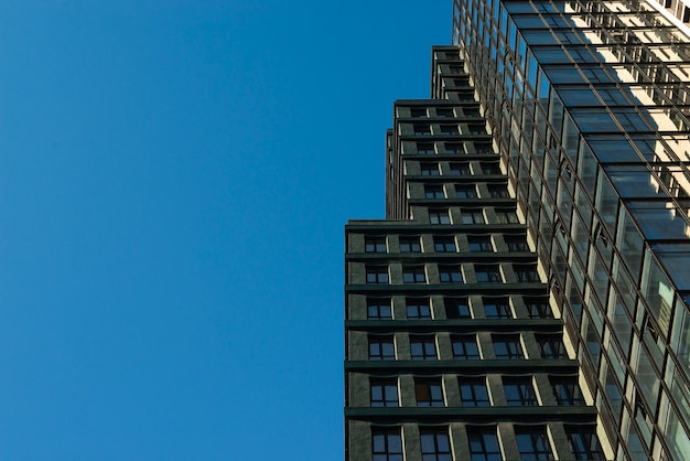 Ángulo bajo del edificio de oficinas con espacio de copia