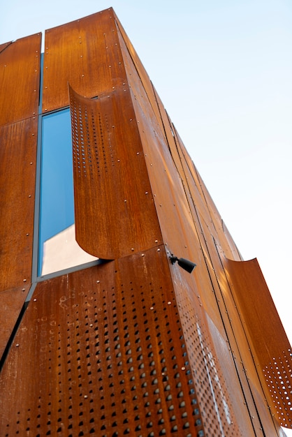 Ángulo bajo de edificio oxidado