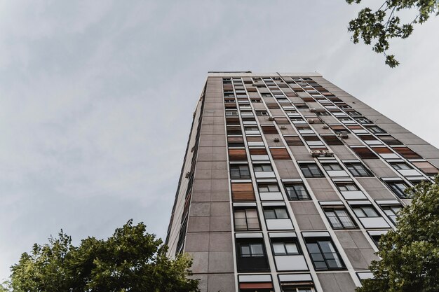 Ángulo bajo de edificio residencial en la ciudad.