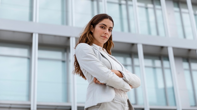 Ángulo bajo de elegante empresaria posando en la ciudad