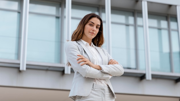 Ángulo bajo, de, elegante, mujer de negocios