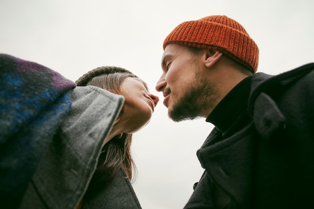 Ángulo bajo, de, encantador, pareja, exterior