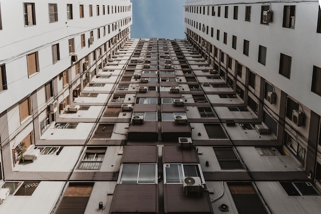 Ángulo bajo del enorme edificio de hormigón en la ciudad.