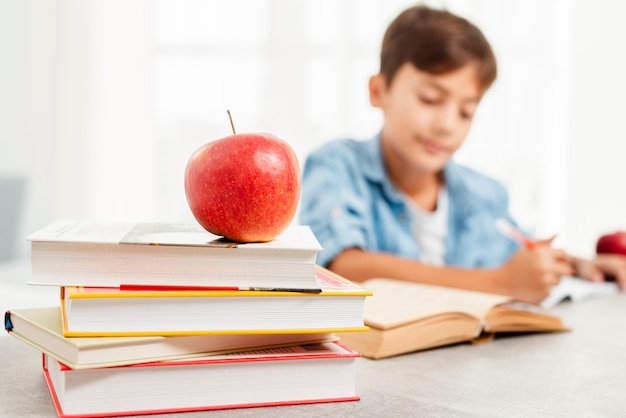 Ángulo bajo estudiando duro y recompensa de manzana