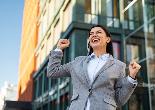 Ángulo bajo, de, excitar, mujer de negocios, aire libre